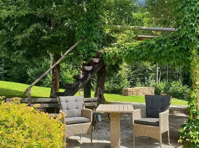 Lepa Lopa Nastanitev v družini *